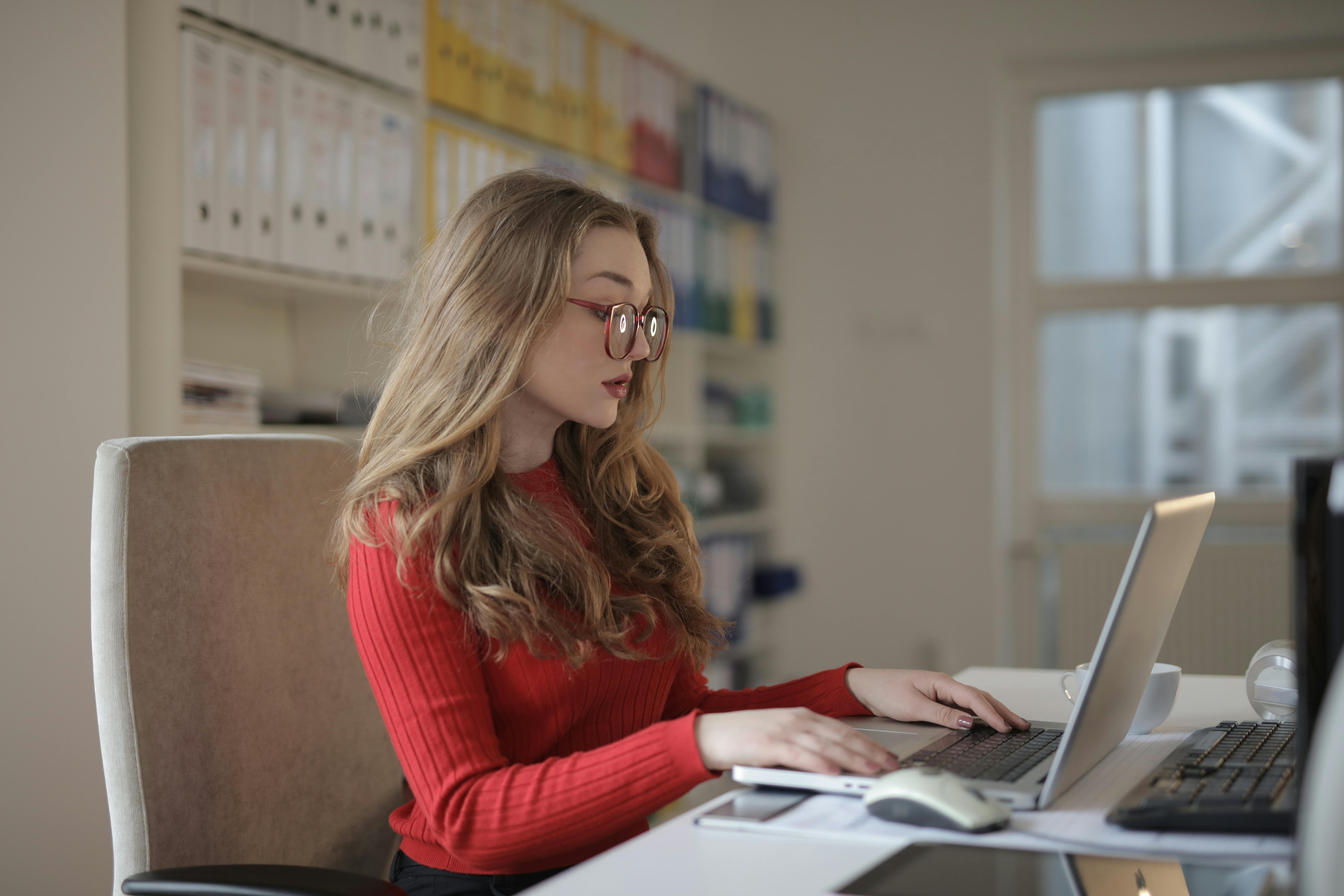 Woman working | Source: Pexels