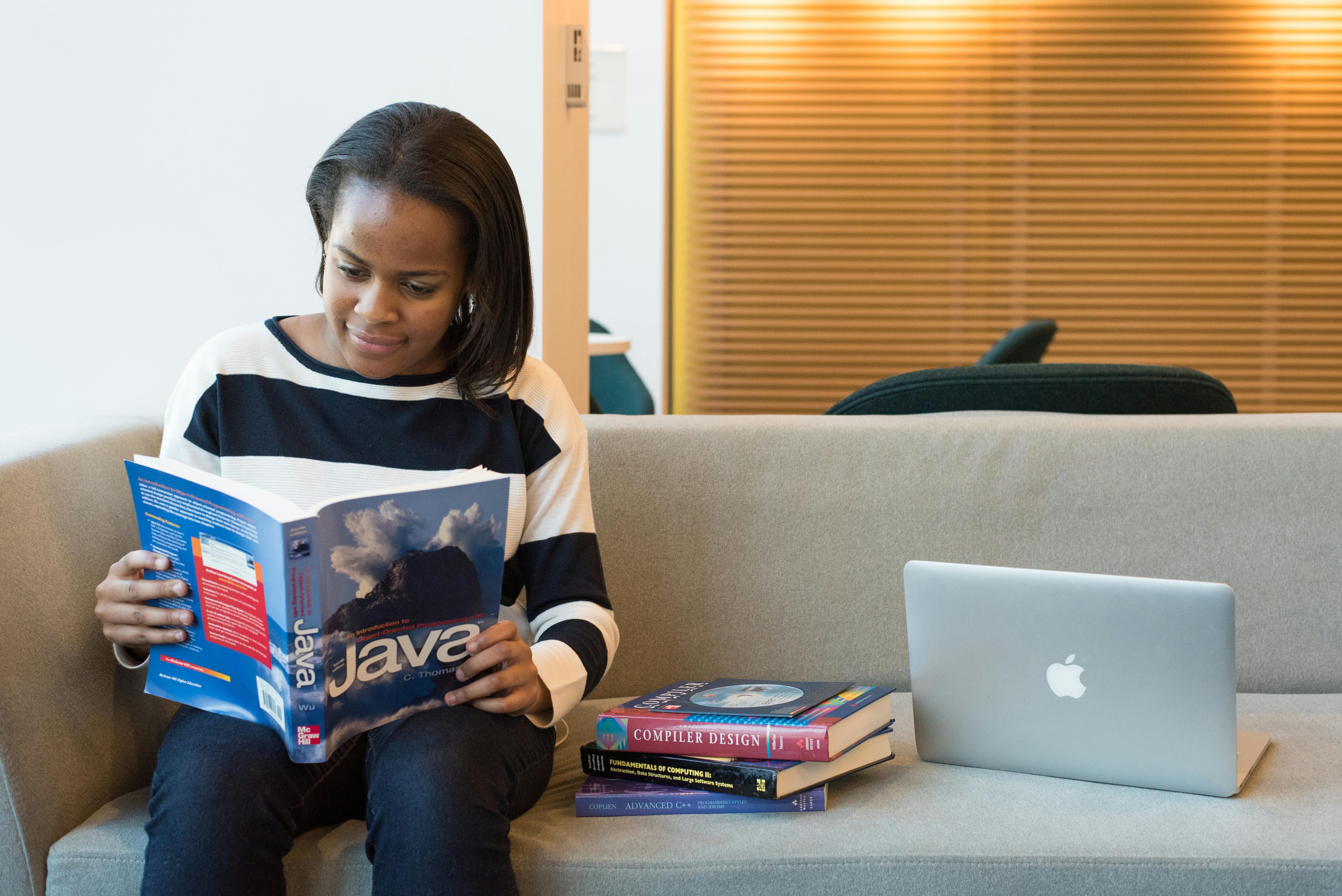 Woman reading a book | Source: Pexels