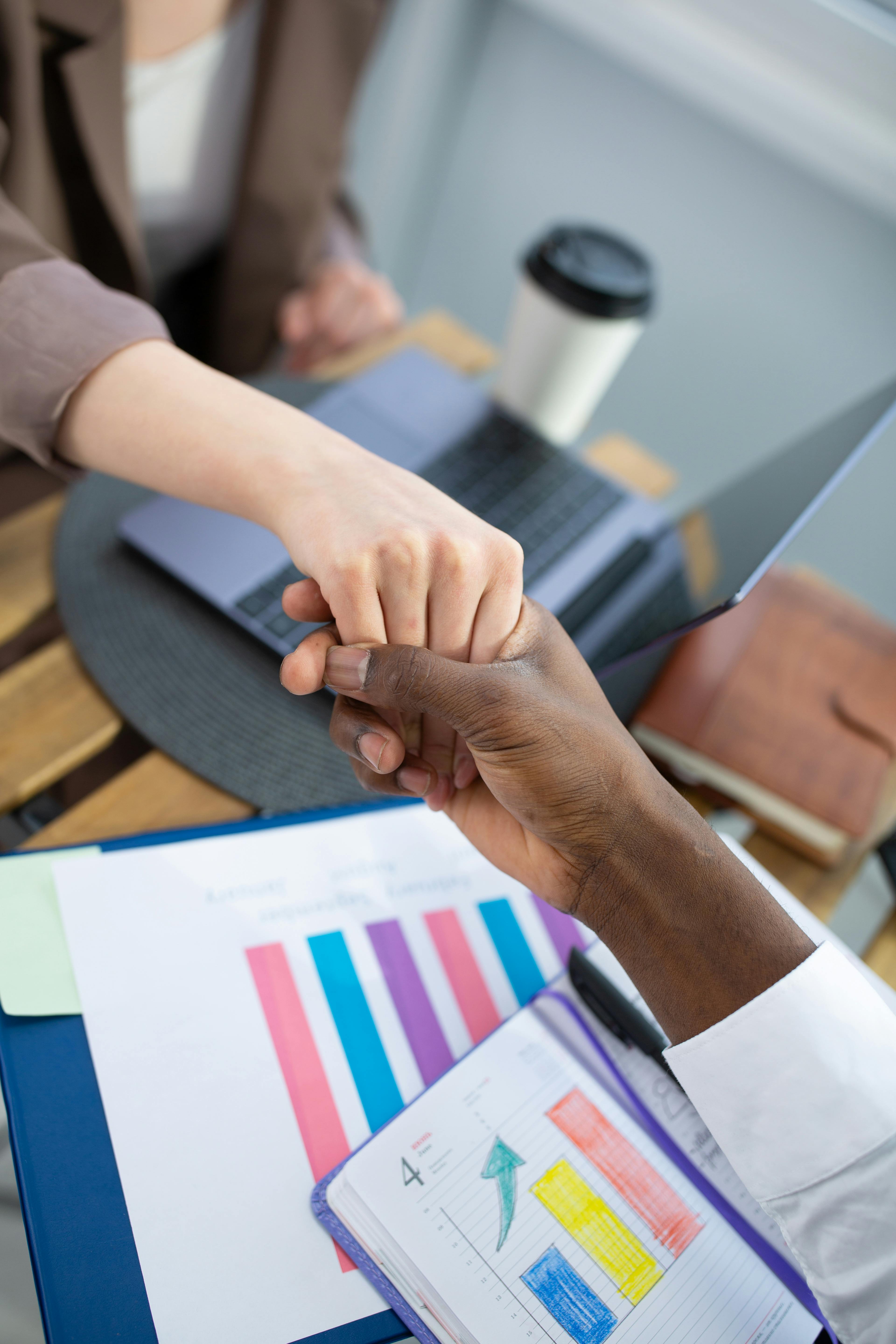 People shaking hands | Source: Pexels
