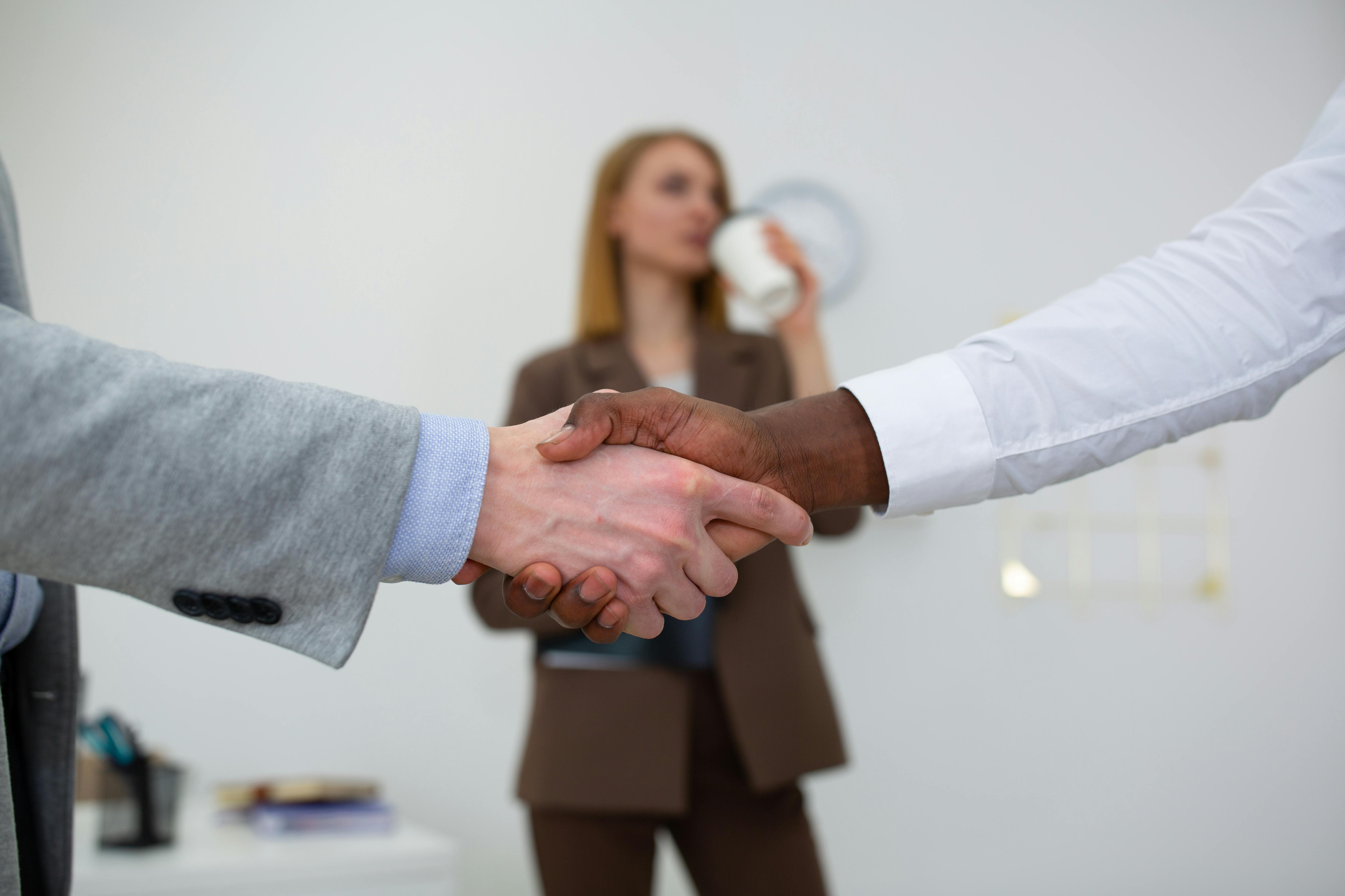People shaking hands | Source: Pexels