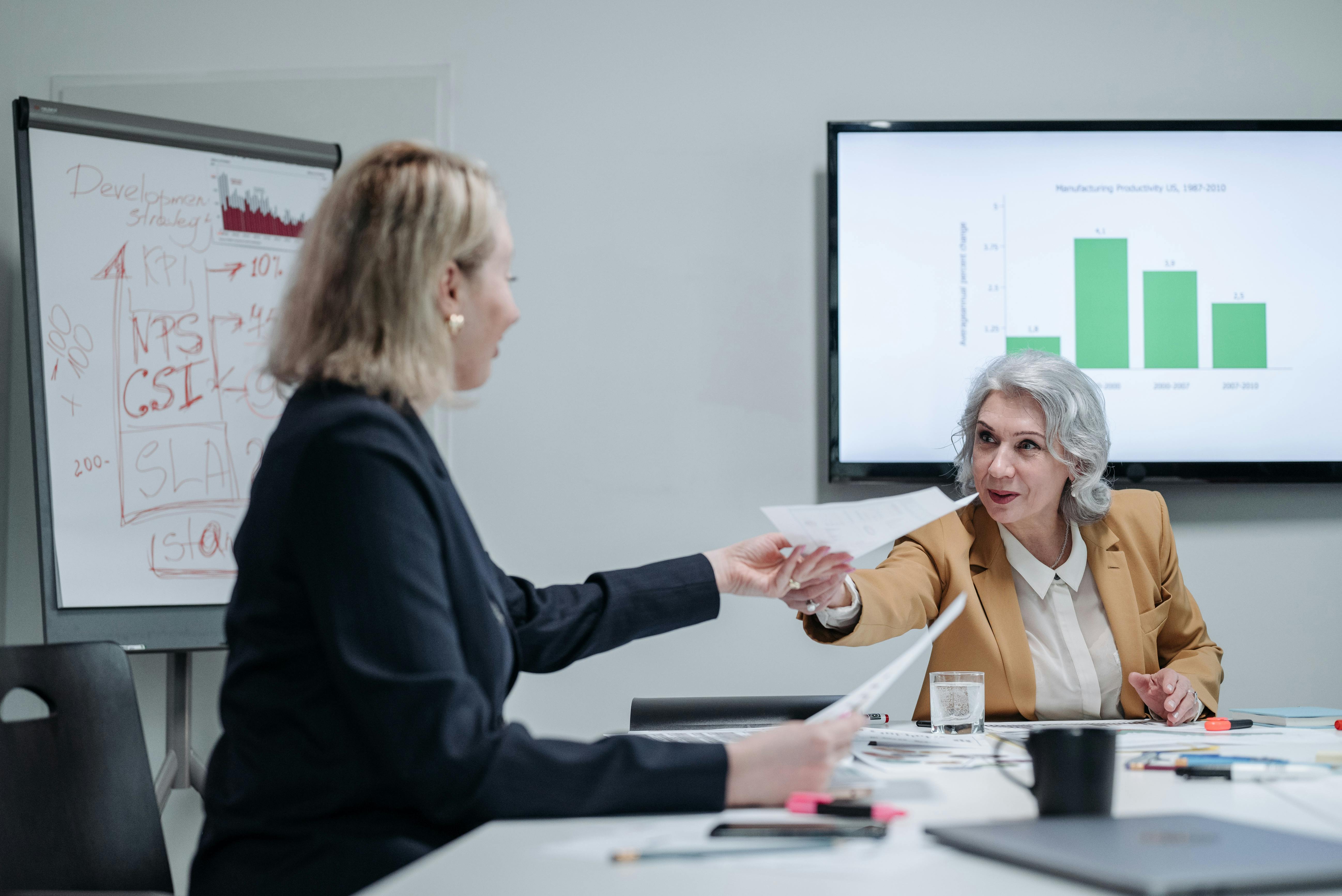 Boss and employee talking | Source: Pexels