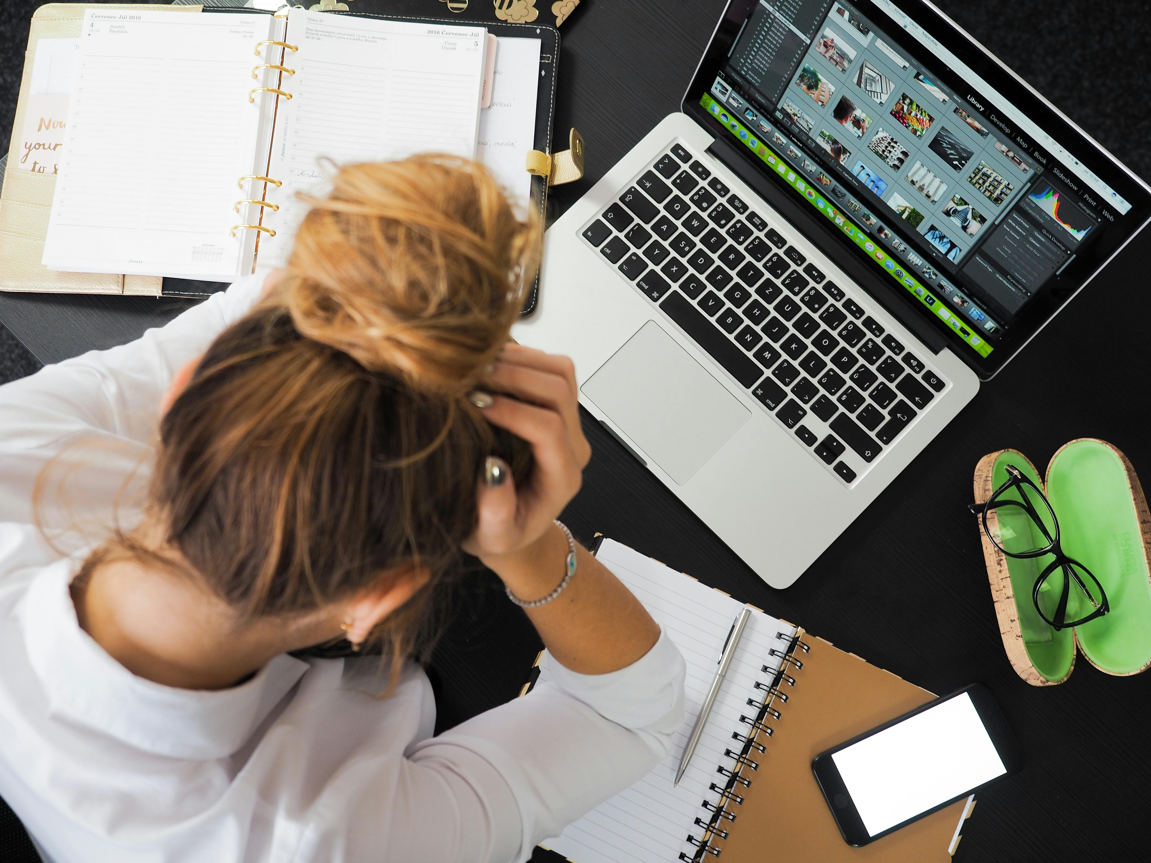 Worried woman in front of a laptop | Source: Pexels