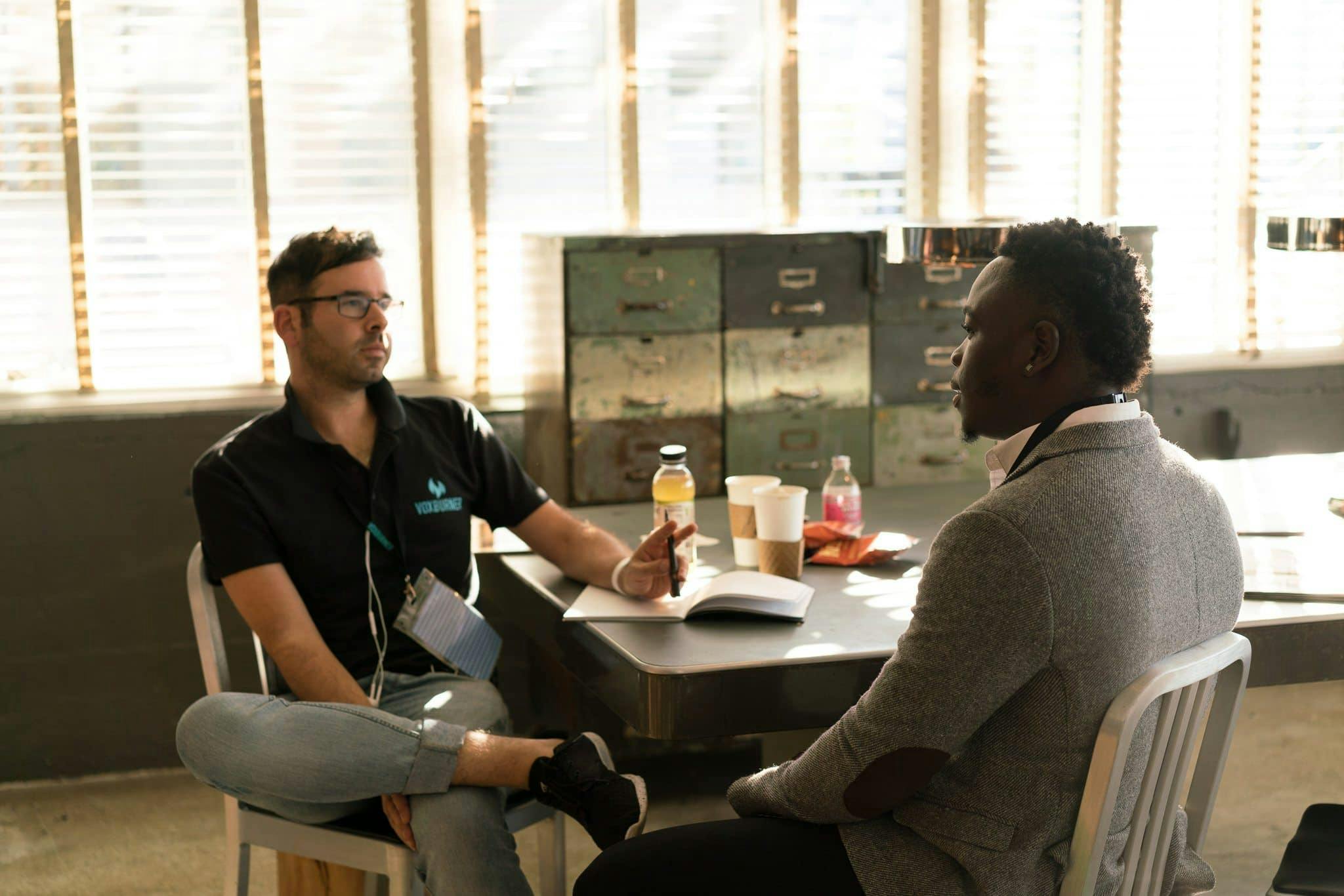 Two people in the middle of a job interview | Source: Pexels