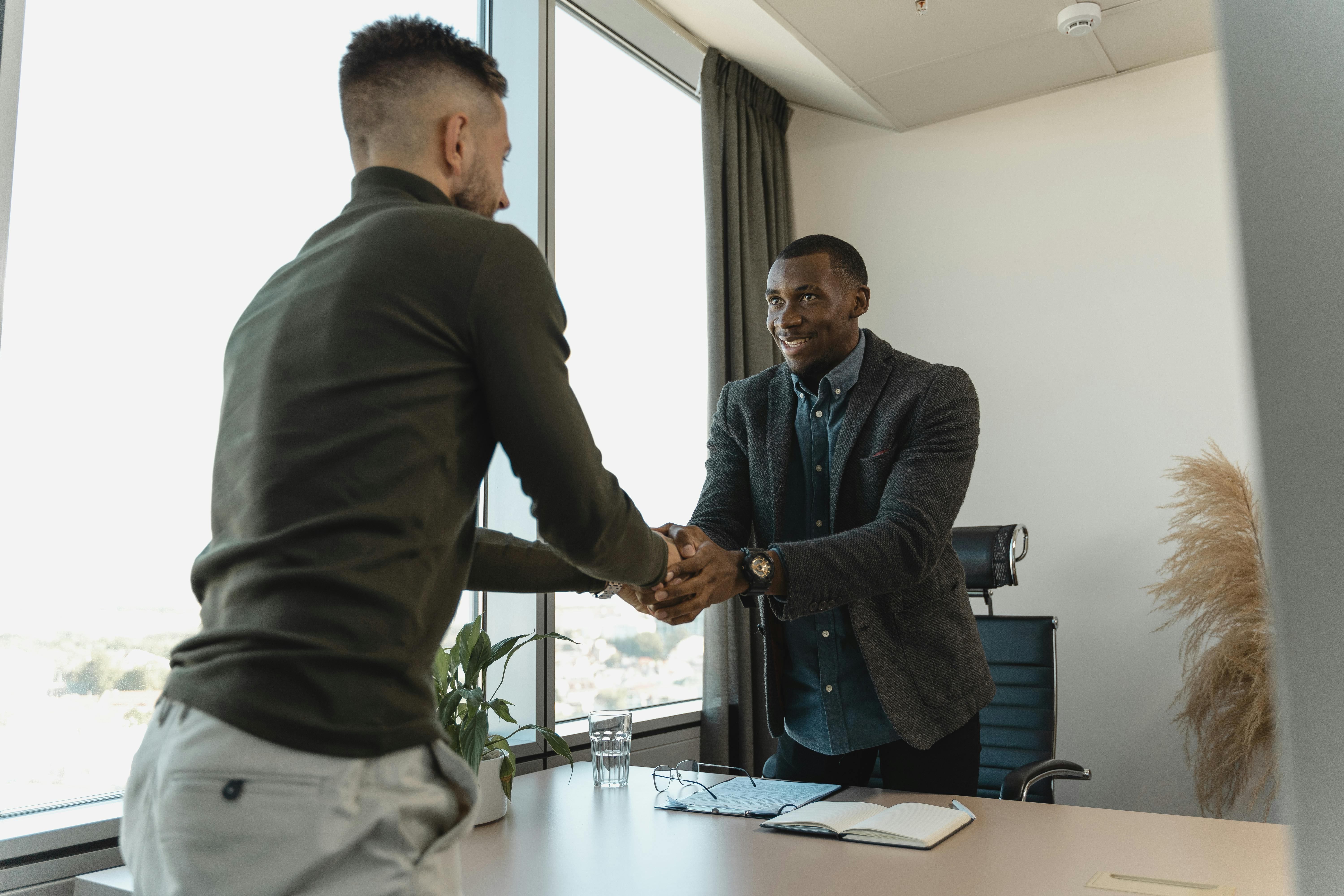 Two people shaking hands | Source: Pexels
