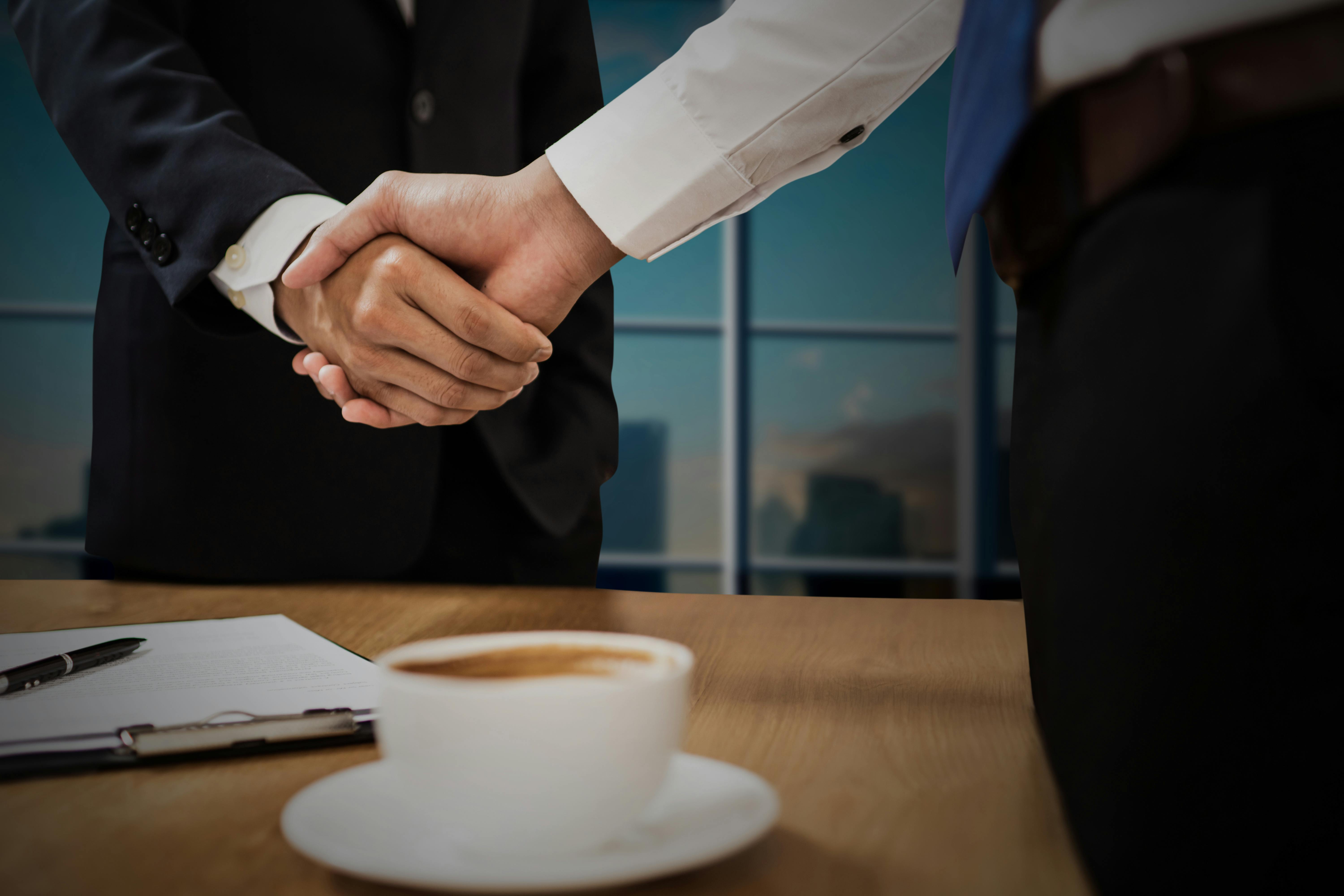 People shaking hands | Source: Pexels