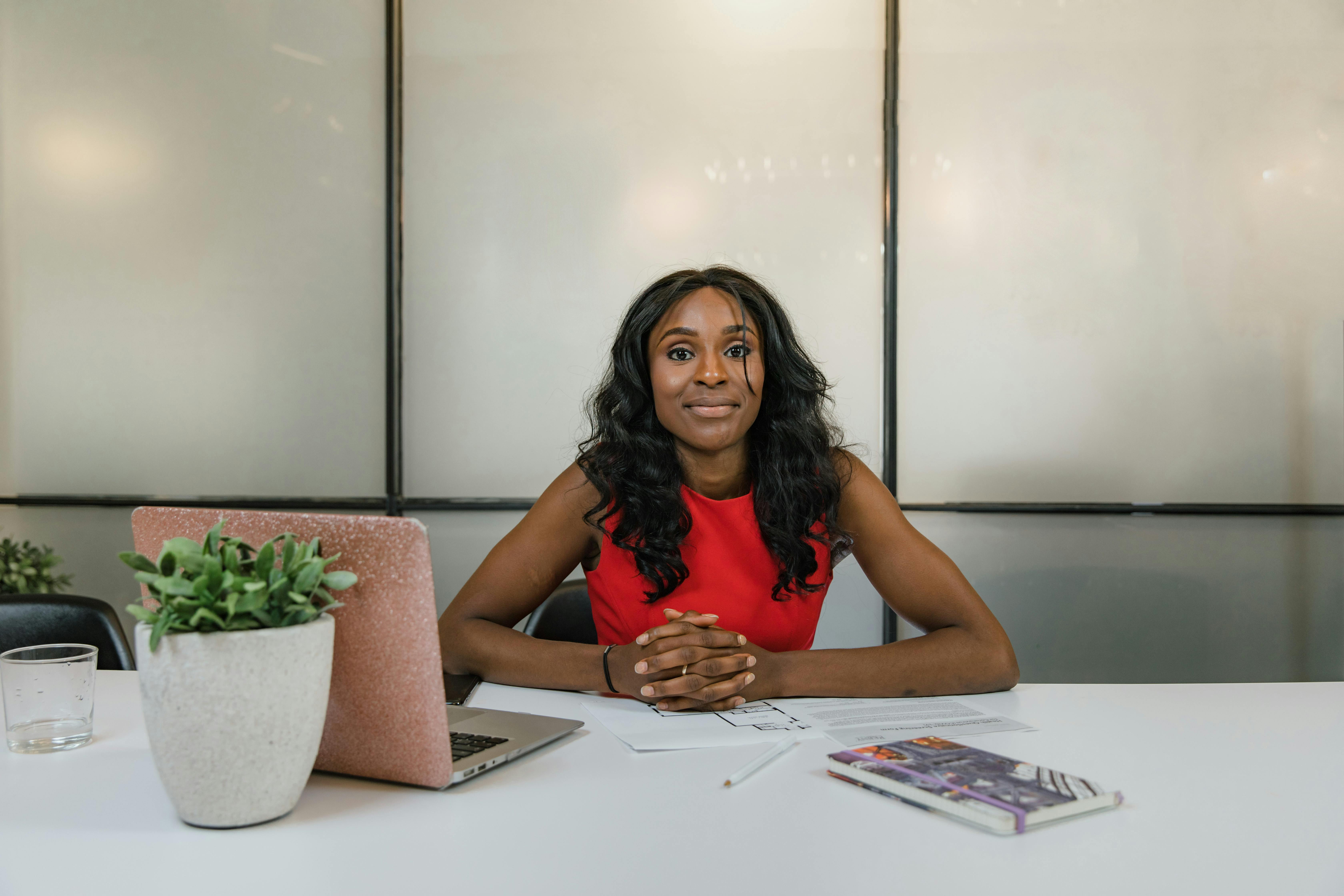 Woman in an office | Source: Pexels