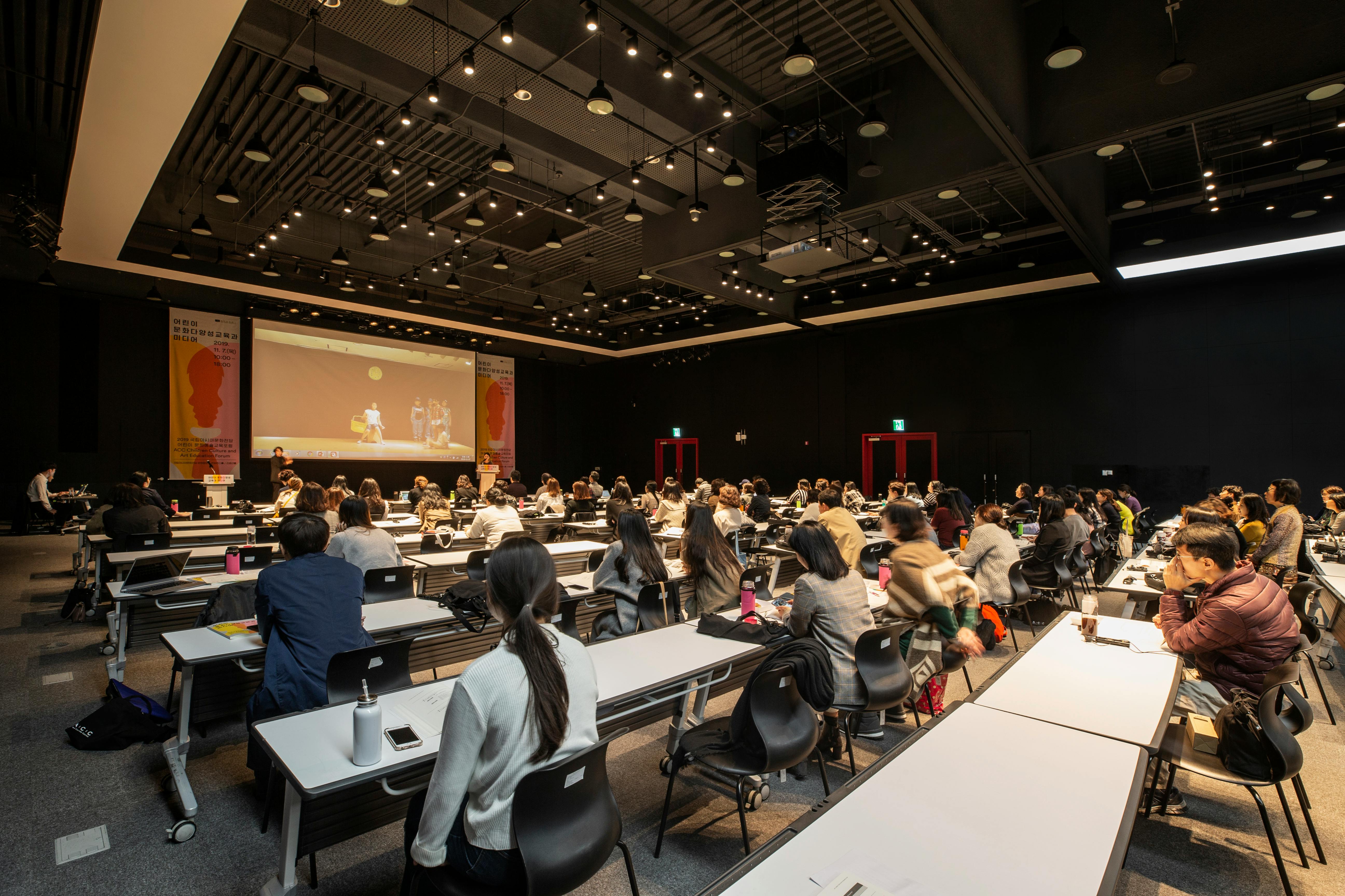 Group of people in a classroom | Source: Pexels