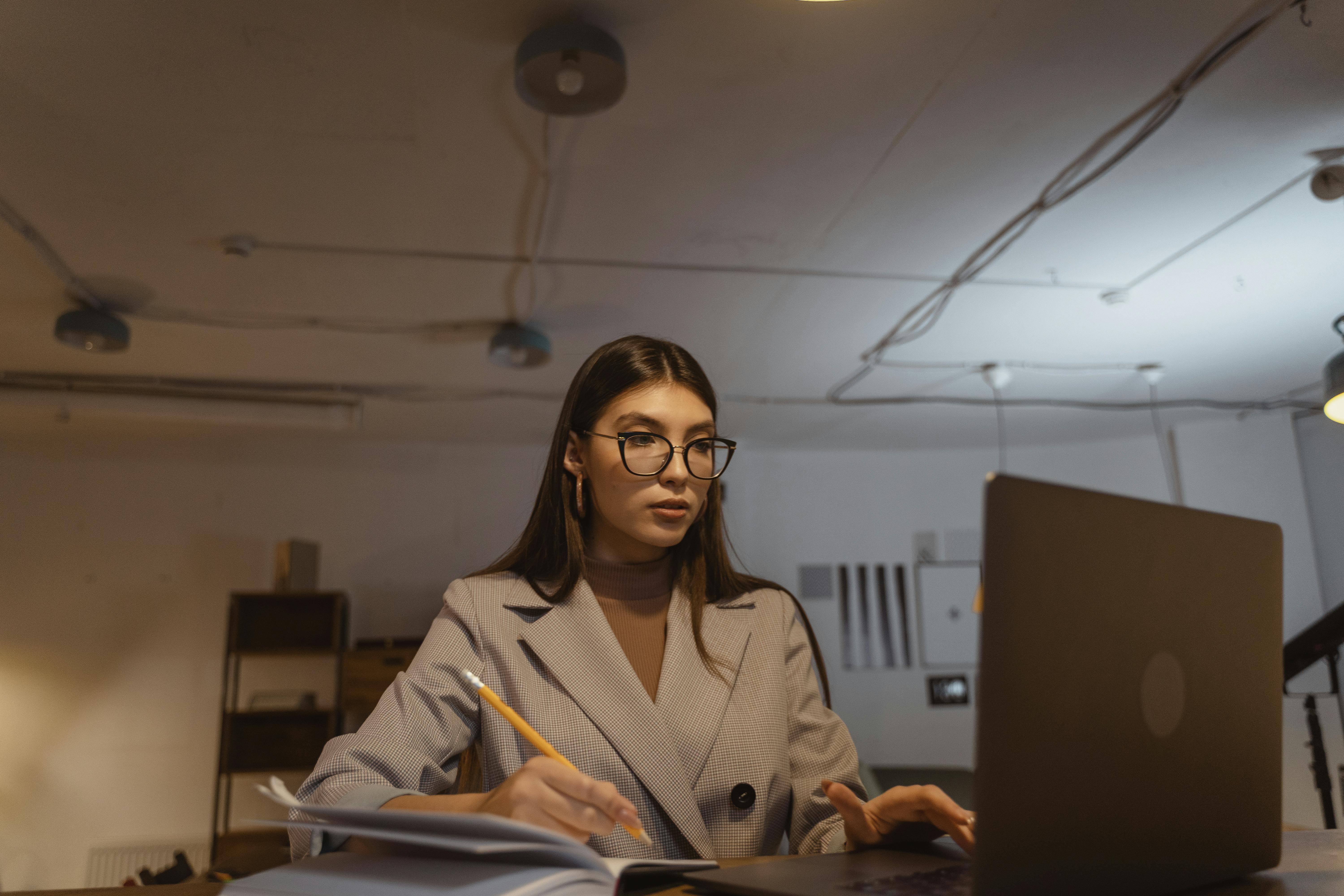 Woman looking at a laptop | Source: Pexels