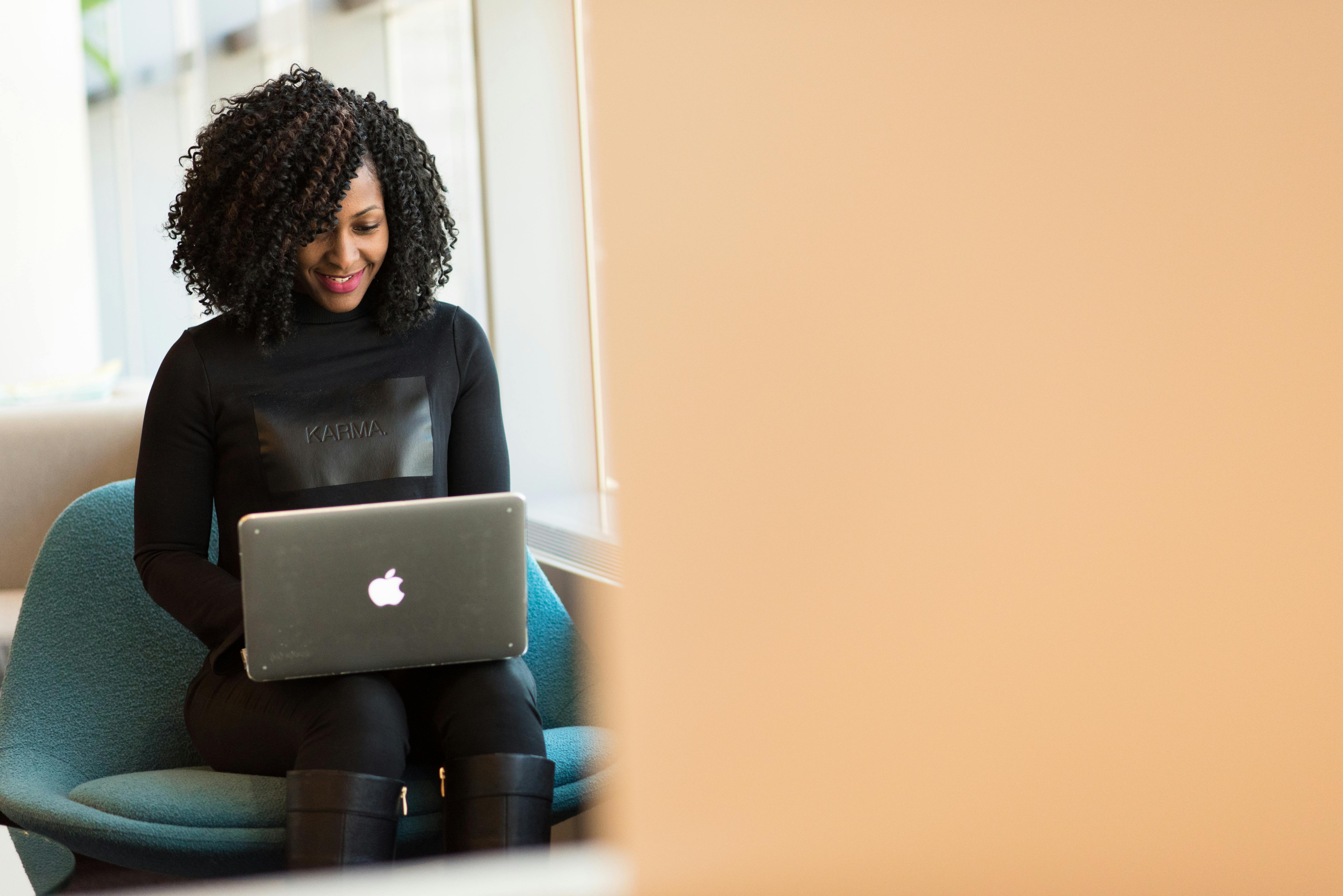 Woman with a laptop | Source: Pexels