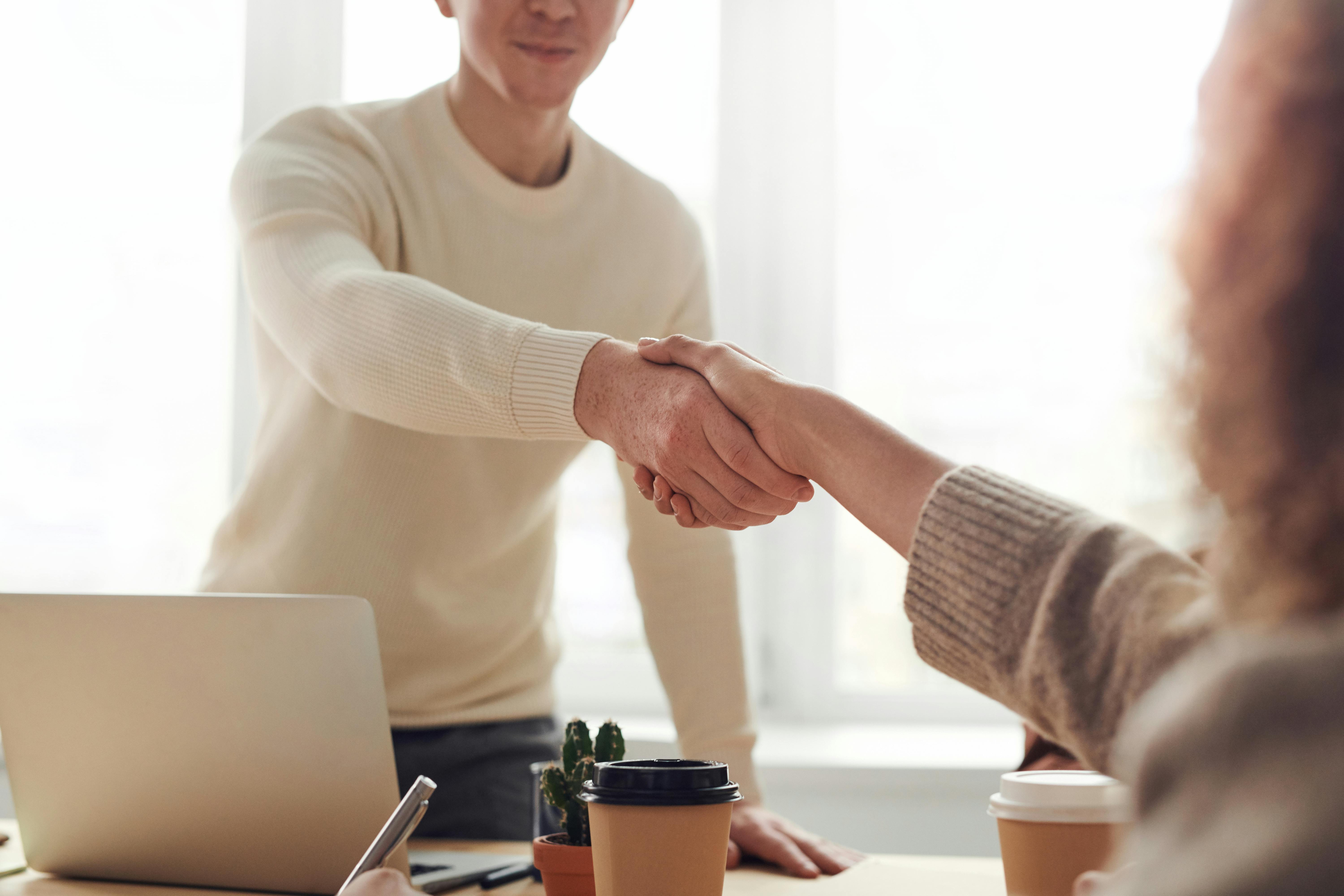 People shaking hands | Source: Pexels
