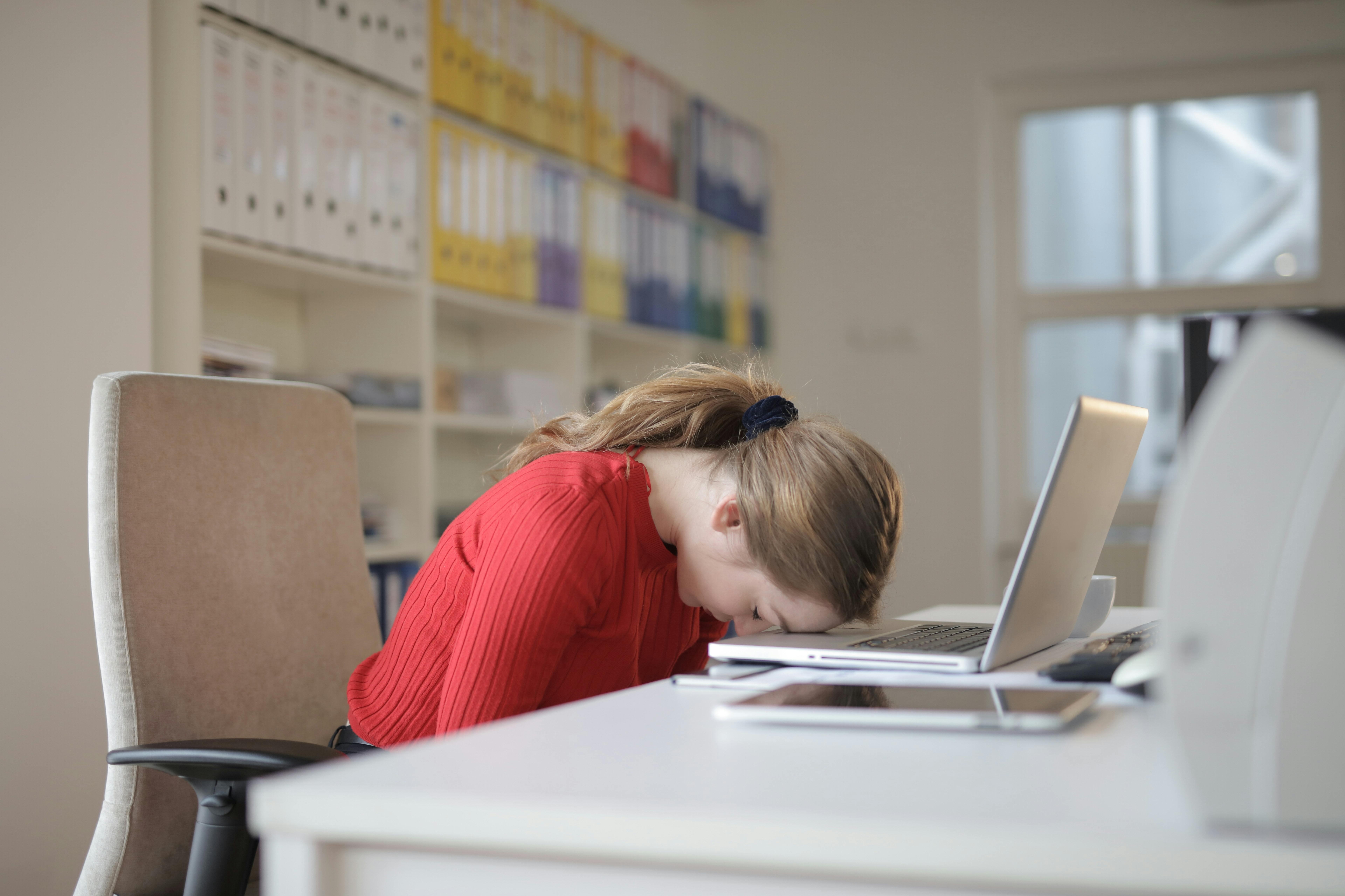 Exhausted woman in front of a laptop | Source: Pexels