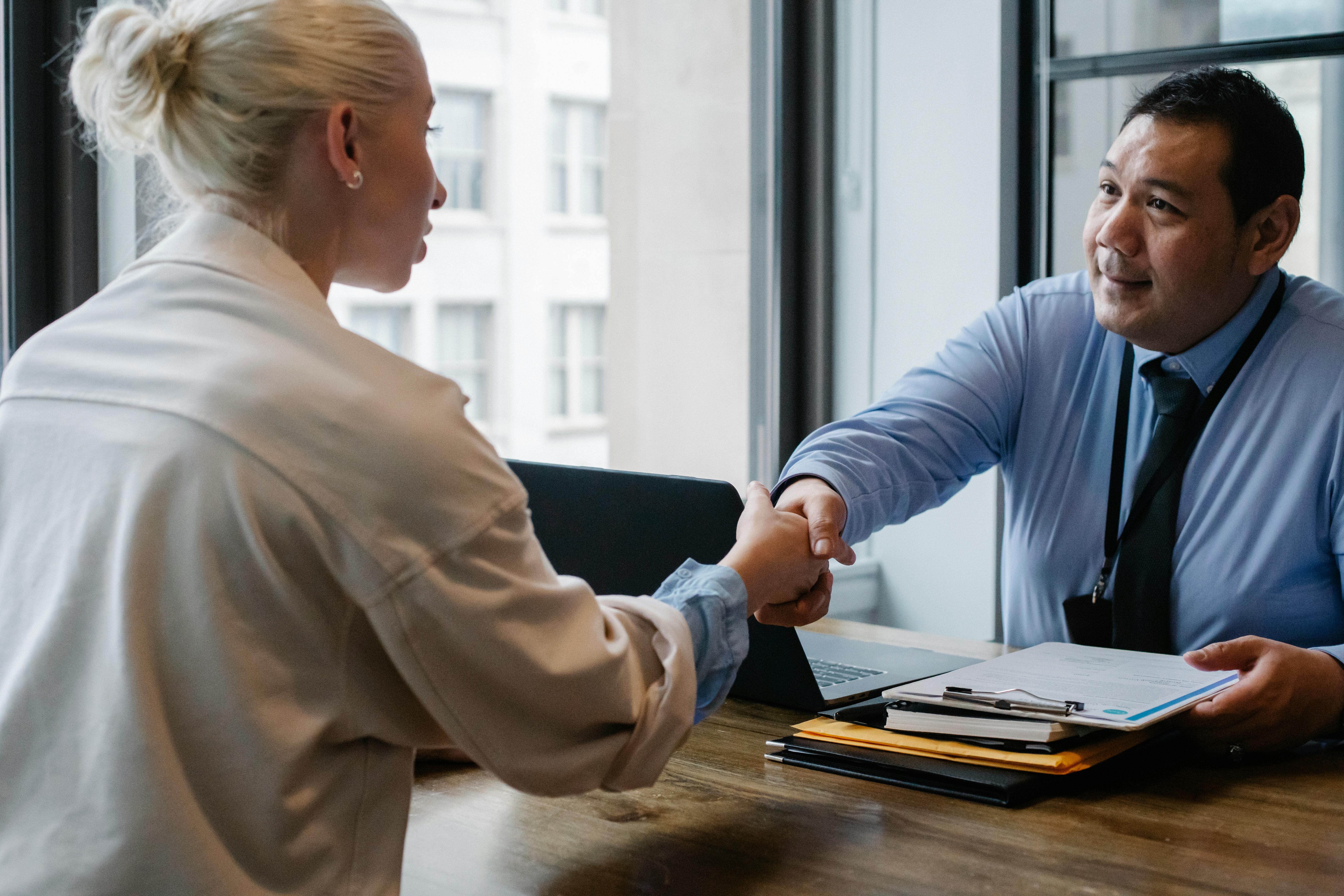 Two people in the middle of a job interview | Source: Pexels