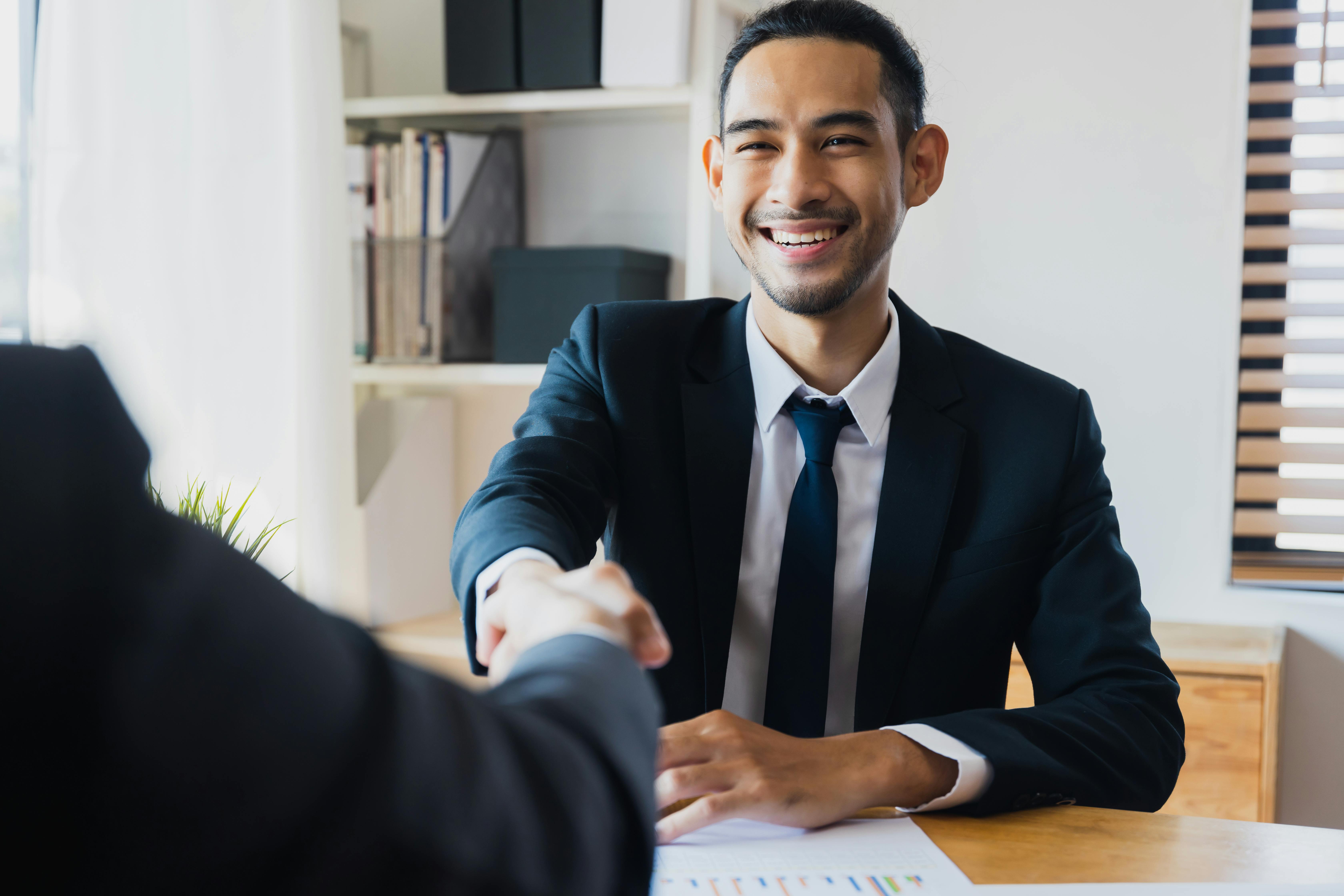 Two people shaking hands | Source: Pexels