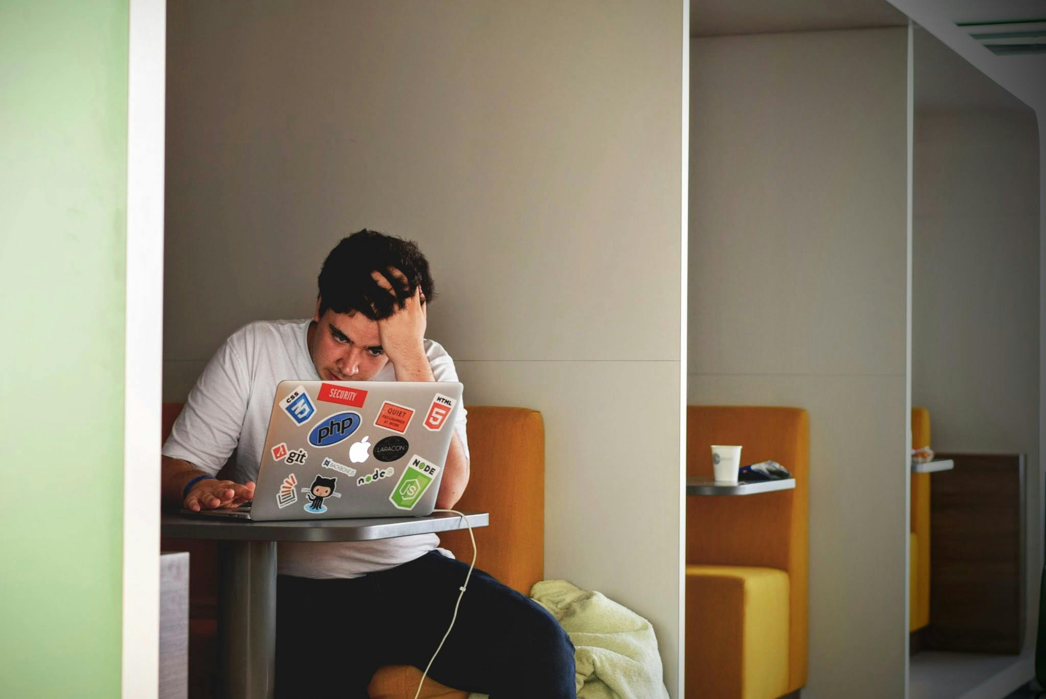 Frustrated man using a laptop | Source: Pexels